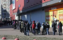 W sklepach w Kijowie zaczyna brakować jedzenia