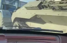 Ukrainscy cywile rzucaja koktajl molotowa z okna samochodu