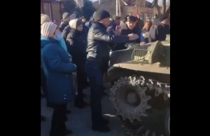 Ukraińcy własnymi ciałami zablokowali przejazd rosyjskiej kolumny. Nagranie