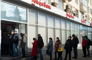 "Ktoś wkłada kartę do bankomatu, a tam odmowa". Sankcje zaczynają Rosję boleć.