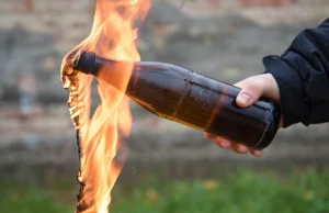 Koktajle Mołotowa to postrach Rosjan. Skąd się wzięły butelki zapalające?