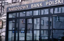 Kurs złotego spada. "Bank centralny gotów reagować"