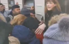 Ciemnoskórzy imigranci wypychają kobiety i dzieci uciekające z Ukrainy! [WIDEO]