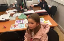 Rosja. Dzieci zatrzymane przez policję za transparentny antywojenne.