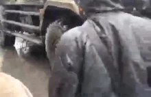 Ukraińcy cywile blokują Rosyjskie konwoje