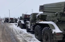 Porzucona kolumna sprzętu wojskowego posłuży teraz ukraińskim żołnierzom.