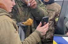 Ukraińcy dają herbatę rosyjskiemu żołnierzowi. "Nie straciliśmy człowieczeństwa"