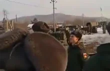 Rosjanie ładują kolejne czołgi i amunicję na tory