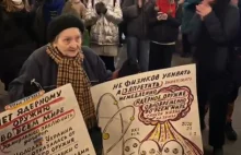 Elena Osipova protestuje, przeżyła oblężenie Leningradu