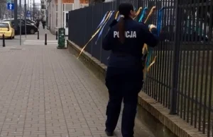 Policjantka usuwała symbole poparcia dla Ukrainy z terenu internatu...