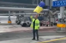 Rosyjski samolot kierowany przy pomocy ukraińskiej flagi