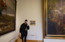 Youtuberzy zrobili kawał w Muzeum Narodowym. Powiesili własny obraz...