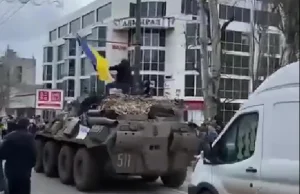 Protestujący w Chersoniu zdobyli rosyjski transporter opancerzony