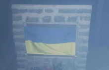 Ktoś obowiązał flagą ukraińską pomnik poświęcony żołnierzom sowieckim