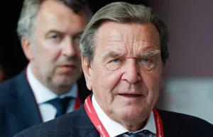 Większość Niemców za odebraniem Schröderowi emerytury za jego związki z Rosją