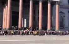 Protestujący mieszkańcy Sankt Petersburga przeciwko inwazji Rosji na Ukrainę