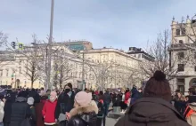 Setki mieszkańców Moskwy protestują dzisiaj przeciw wojnie