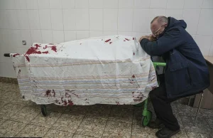 Tak wygląda wojna w Ukrainie. Ojciec opłakuje śmierć syna