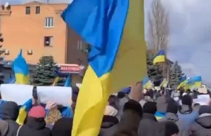 Tłumy na wiecach w zajętych miastach Ukrainy. Rosjanie zaczęli strzelać