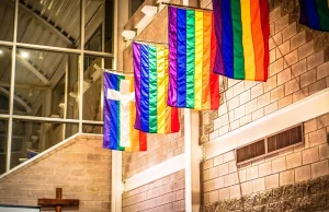 Wielki Post w Austrii: Zdjęcie nagiego aktywisty LGBT nad ołtarzem