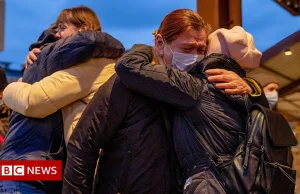 BBC: Polacy ze łzami w oczach witają uchodźców jak rodzinę.