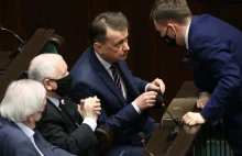 PiS prowadzi, KO z lekkim spadkiem. Nowy sondaż