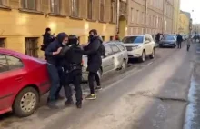 Rosjanie próbują uwolnić zatrzymanego na ulicy.