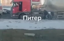 W Rosji policja bije za protesty, a obywatele za "Z" na samochodzie.