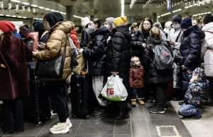 Uchodźcy spali na dworcu w Stuttgarcie. Nie mieli certyfikatu szczepień