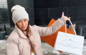 Rosyjska influencerka kupiła drogie rzeczy i wyrzuca je do śmietnika