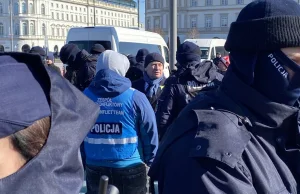 Poseł Bartłomiej Wróblewski (PiS) rzucił się na protestująca kobietę