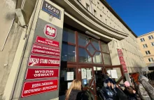 Poznań: Gigantyczne kolejki przed urzędem miasta