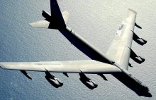Bombowiec B-52 z nowym silnikiem. Samolot USA będzie mógł służyć nawet 100...