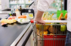 Sondaż: 80 proc. Polaków chce, by rząd zamroził ceny w sklepach