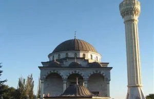 Szejk Said Ismagiłow: Rosyjskie potwory demolują meczet w Mariupolu.