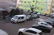 Rosyjska amunicja kasetowa uderza w dzielnicę mieszkaniową.