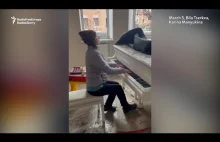 Pianistka gra Chopina po nalocie w zniszczonym przez bomby domu