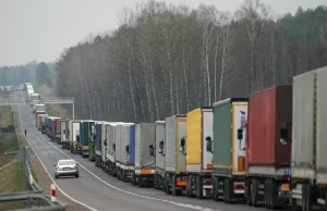 Tiry cały czas wożą towar z Polski do Rosji. Co na to rząd?