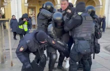 W Sankt Petersburgu trwają zatrzymania za protesty antywojenne