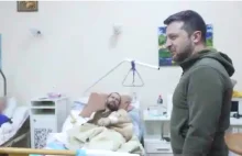 Zełenski odznacza rannych żołnierzy w szpitalu