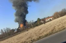 Płonie dawna cegielnia w Szydłowie. W akcji 18 zastępów strażaków [WIDEO