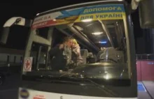 Polscy kierowcy pomagają wydostać się kobietom i dzieciom z ogarniętej...