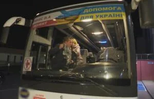 Polscy kierowcy pomagają wydostać się kobietom i dzieciom z ogarniętej...