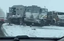 Zniszczona/porzucona kolumna rosyjska na drodze do Charkowa