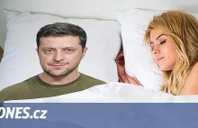 Czesi chcą spać z Zełenskim. Sprzedają poduszki z jego wizerunkiem