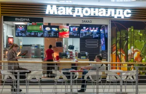 McDonald's pomimo zawieszenia działalności w Rosji nie zamknął swoich lokali.