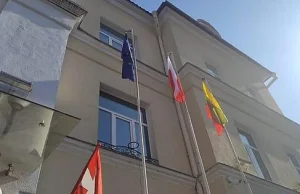 Wzruszający obrazek w Łucku, polska flaga przed urzędem.
