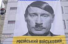 Baner z wizerunkiem Władimira Putina zawisł na placu Wolności w Poznaniu....