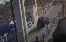Kobieta skoczyła autem przez otwierający się most zwodzony