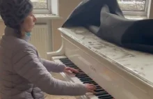 Ostatnia gra na fortepianie. Ukrainka żegna się ze swoim domem